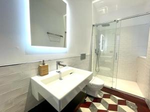 塞维利亚Eva Recommends Triana的白色的浴室设有水槽和卫生间。