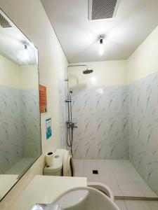 纳苏格布Pico de Loro Cove Hamilo Coast, Apartment 519, Corner Studio Unit, Jacana B Condominium的一间带水槽、卫生间和淋浴的浴室
