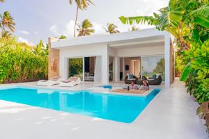 DikoniY Residential Luxury Villas的别墅后院的游泳池