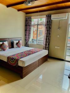 平纳瓦拉Elepath Lodge- Pinnawala的一间卧室设有一张大床和窗户