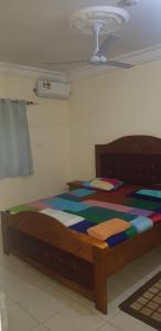 BrusubiThe bb's的一间卧室配有一张带五颜六色棉被的床