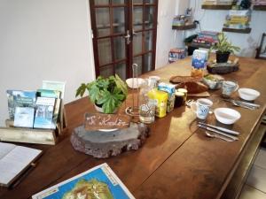 勒唐蓬Ti'Kratèr Chambres et tables d'hôtes的一张木桌,上面有食物