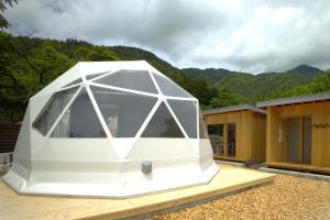 富士河口湖dots by Dot Glamping Suite 001的甲板上的大型白色帐篷