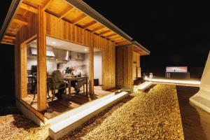 富士河口湖dots by Dot Glamping Suite 001的后院的木房子,配有餐桌