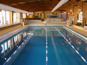 马达莱纳尼雷迪住宅酒店的大楼内的大型游泳池