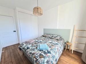 塞纳河畔伊夫里Bel appartement F3 46m2 à 5' de Paris的一间卧室配有一张床和被子