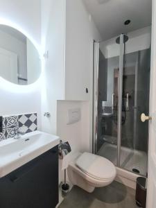 塞纳河畔伊夫里Bel appartement F3 46m2 à 5' de Paris的浴室配有卫生间、盥洗盆和淋浴。