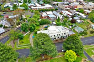 PortlandHistoric Pub Accommodation- En-suites - Shared Bathroom Double Rooms - Shared Bathroom Twins的享有小镇空中和街道的景色