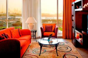 迪拜迪拜克里克万豪行政公寓的客厅配有橙色家具和大窗户