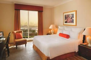 迪拜迪拜克里克万豪行政公寓的一间设有大床和窗户的酒店客房