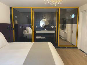 墨西哥城Casa Amari的一间卧室配有一张大床和镜子