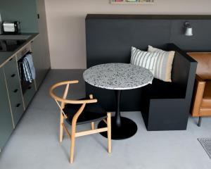 彭布罗克郡Subterranean Studio with Panoramic Costal Views的小房间设有桌子和椅子