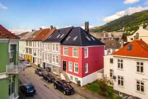 卑尔根Corner Apartments的享有小镇的空中景致,设有房屋和汽车