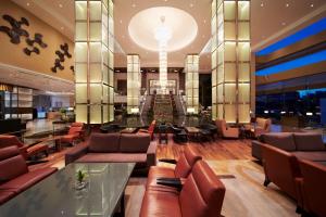 吉隆坡吉隆坡希尔顿酒店的大堂设有皮沙发和玻璃桌