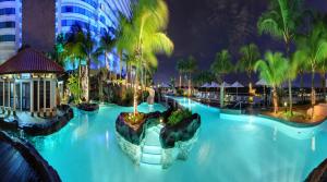 吉隆坡吉隆坡希尔顿酒店的度假村的一个大型游泳池