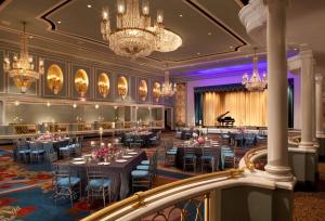 纽约纽约城中央希尔顿酒店的宴会厅配有桌子和三角钢琴