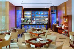 雅加达五月花, 雅加达万豪行政公寓酒店的一间带桌椅的餐厅和一间酒吧