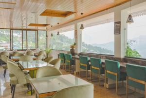 甘托克Days Inn by Wyndham Gangtok Tadong的餐厅设有桌椅和窗户。
