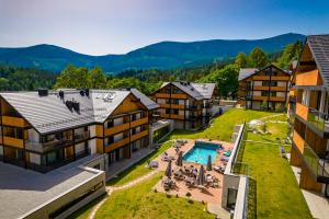 卡尔帕奇Tremonti Hotel Karpacz的享有带游泳池和建筑的度假村的空中景致