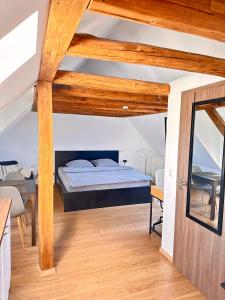 Oedheim1 Zimmer Wohnung DG mit Klimaanlage und kleinen Balkon的一间卧室配有一张床、一张桌子和一面镜子