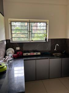 苏丹巴特利Sats residency的厨房设有水槽和窗户。