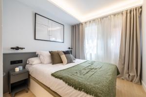 马德里Silva 20的一间卧室设有一张大床和一个窗户。
