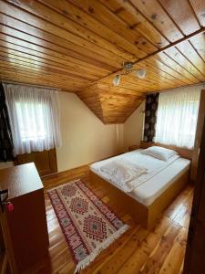 阿列谢尼Cabana Med 2的一间卧室设有一张床和木制天花板