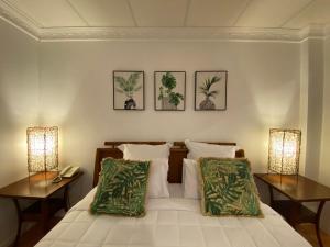努库阿洛法小意大利酒店的一间卧室配有一张带两盏灯和两张桌子的床。