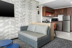 皇后区Residence Inn by Marriott New York Queens的带沙发的客厅和厨房