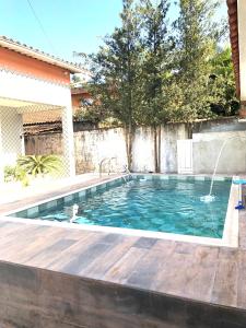 Casa espaçosa com Piscina e Churrasqueira 2 dorm内部或周边的泳池