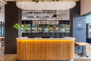 开普敦Old Bank Hotel - Lion Roars Hotels & Lodges的一间古老的银行大堂,设有黄色酒吧
