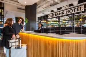 开普敦Old Bank Hotel - Lion Roars Hotels & Lodges的两人行李停在酒吧前