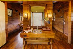 雅拉亚拉辛纳蒙野生酒店的一间带水槽和镜子的浴室