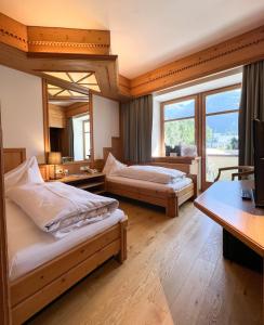 布鲁尼科费里耶微西齐健康酒店的酒店客房配有两张床和一张书桌