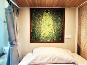 清莱清莱班迈克拉丹旅舍的墙上画的一张床上