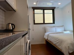 首尔318 Stay - Foreigners Only的一间小卧室,配有床和窗户