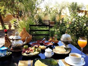 斯库拉勒斯嘉丁斯库拉住宿加早餐旅馆的一张蓝色桌子,上面有食物和饮料