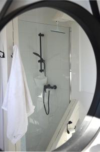 ZieleniakZielonoMi的带淋浴和镜子的白色浴室
