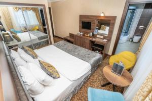 伊斯坦布尔Ma City Hotel的酒店客房设有一张大床和一张书桌。