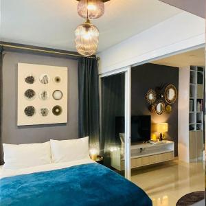 哥打京那巴鲁Seaview Bliss Studio By Tropical Elegance的一间卧室配有蓝色的床和镜子