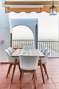 米哈斯Casa Sierra - Mijas Pueblo的海景阳台上的桌椅