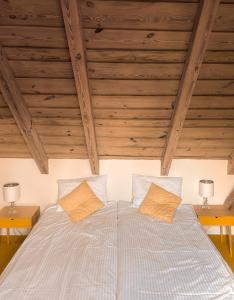 ZieleniakZielonoMi的木制天花板的客房内的一张床位