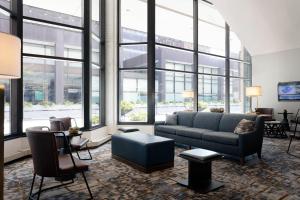 德梅因得梅因市中心万豪酒店的带沙发、椅子和窗户的客厅
