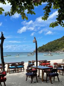 通奈潘海滩帕岸岛哈瓦那海滩度假酒店的海滩上的一组桌椅