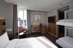 波多博德丽笙布鲁酒店的配有一张床和一张书桌的酒店客房