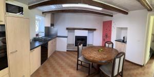 戈尔多拉Sirogn House的厨房以及带桌子和壁炉的用餐室。