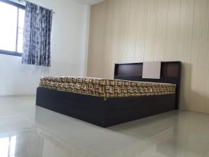农布Min&Me House Pattaya的一间房间中间设有一张床