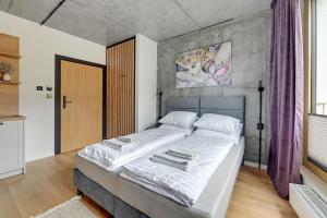 格丁尼亚T8- Willa Tetmajera Gdynia的一间卧室配有一张带白色床单的大床