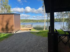 于韦斯屈莱Lake Cottage with sauna (near City)的湖畔大型木制建筑