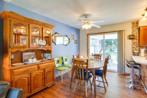 EmlentonPennsylvania Countryside Retreat with Deck and Yard!的厨房以及带桌椅的用餐室。